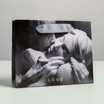 Маленький бумажный подарочный пакет Love - 15 х 12 см.